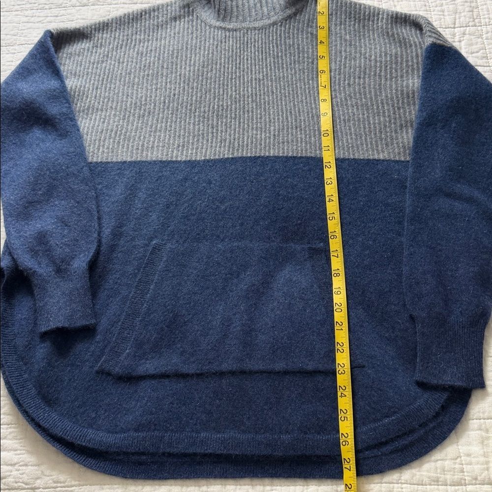 Max Studio 100% 2-Ply Cashmere Colorblock Turtleneck Sweater Size M Gray Blue - Picture 8 of 9